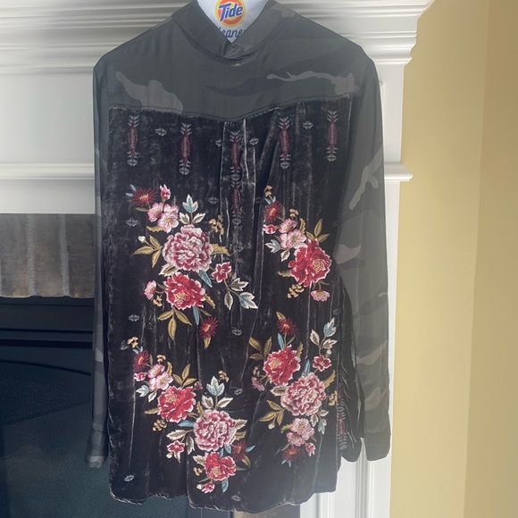 Johnny Was Tops - Johnny Was Cami/Back Insert in Size M